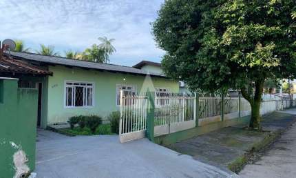 Casa com 3 quartos à venda na Rua Guilherme Berner, --, Santo Antônio, Joinville, 170 m2 por R$ 670.000