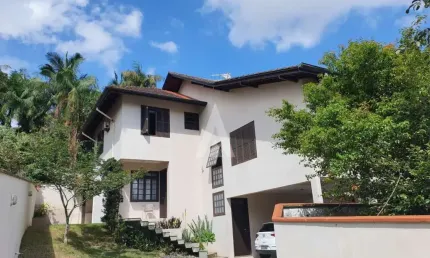 Casa com 3 quartos à venda na Rua Iguaçu, --, Santo Antônio, Joinville, 236 m2 por R$ 990.000