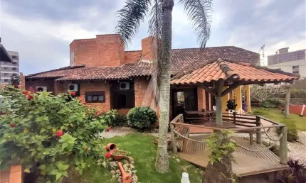 Casa com 4 quartos à venda na Rua Canto Do Sol, --, Itacolomi, Balneário Piçarras, 250 m2 por R$ 2.950.000