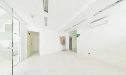 Prédio comercial com 650m² distribuídos em 5 vagas, 22 salas e 4 banheiros.