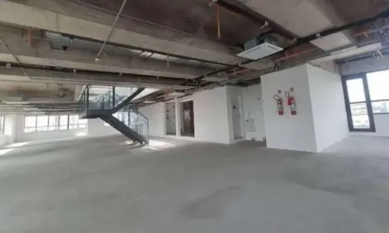 Conjunto comercial com 440m2, andares: 06 andares, com 02 conjuntos por andar. 12 vagas, bom local.