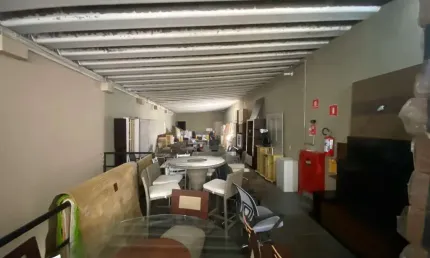 Predio de 5 pavimentos totalizando 1100 m²  com 4 banheiros. ideal para comercio de rua.  frente de 10 metros totalmente espaçoso.