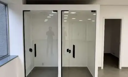SALA COMERCIAL RECEM REFORMADA, OTIMA ILUMINACAO, AR CONDICIONADO, COPA, PRONTA PARA ENTRAR. PREDIO SEGURO COM PORTARIA 24h, MANOBRISTA