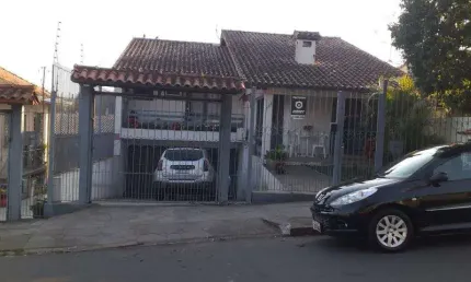 Excelente casa com 2 pavimentos, 04 dormitórios sendo 01 suite com sacada, amplo Living com 02 ambientes, 03 banheiros , garagem para 03 carros, piscina , terreno murado medindo 10 x 33