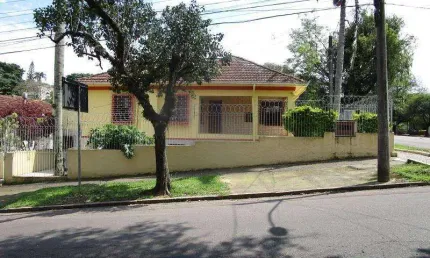 Casa no Bairro MEDIANEIRA com 240 m2, 4 dormitórios, Área de serviço, Banheiro privativo, Banheiro social, Cozinha, Despensa, Edícula, Estac.sem vaga, Lavanderia, Pátio, Portão garagem automático, Sal