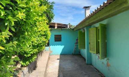 Casa mista com 03 dormitórios , sala cozinha banheiro , área de serviços e área aberta, terreno medindo 10 x 26