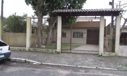Casa no Bairro IPANEMA com 144 m2, 4 dormitórios, sala de estar/ sala de jantar, Conceito Aberto. Cozinha, churrasqueira e lareira, banheiro social, lavabo, Banheiro auxiliar, Garagem tres veiculos, L
