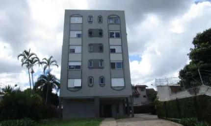 Apto no 4º andar com 01 dormitório, sala, cozinha, área de serviços e 01 box de estacionamento coberto e escriturado.