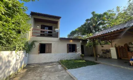 Casa com 110m², 03 dormitórios , sendo 01 Suite com sacada, ampla sala, sala se jantar , banheiro social , banheiro auxiliar, ampla cozinha , área deserviços, queosque com churrasqueira e fogão a lenh