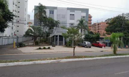 Apto reformado  com 01 dormitório com ar split ,sala, cozinha, banheiro, área de serviços e estacionamento rotativo.