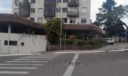 Apto com 40 m² de área útil, com  01 dormitório, sala, cozinha, banheiro e área de serviços, piso frio, ensolarado, prédio com elevador, ótima localização,