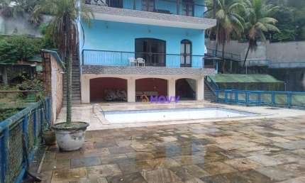 Excelente casa de 4 quartos e uma suíte dentro de condomínio arborizado no Baldeador Niterói.