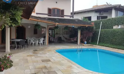 Casarão mobiliado  7 quartos piscina  100m mar no centro de itanhaém