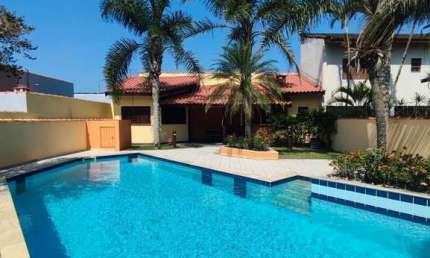 CASA ESPETACULAR A 100M DO MAR! 4 QUARTOS, PISCINA E AMPLO TERRENO 559M²