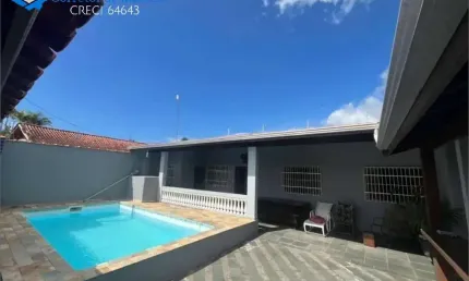 Casa na praia com piscina e churrasqueira com forno e fogão a lenha