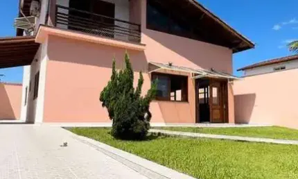 LINDA CASA EM LOCAL PRIVILEGIADO! AMPLO TERRENO 350M² 5 QUARTOS ITANHAEM SP