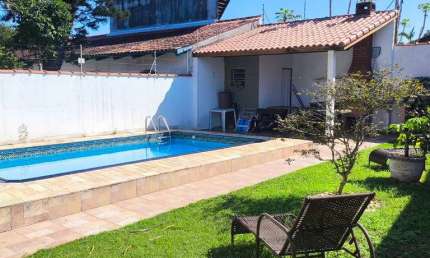 CASA MOBILIADA  3 QUARTOS PISCINA CHURRASQUEIRA 100 M DO MAR ITANHAÉM SP