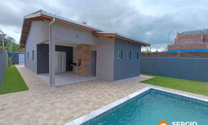 CASA TERREA EM AMPLO TERRENO COM PISCINA E CHURRAQUEIRA 3 QUARTOS ITANHAEM