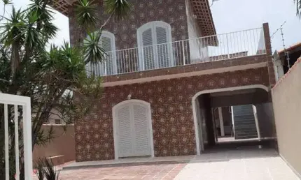 Oportunidade única: sobrado amplo a 250m do mar! 4 quartos -