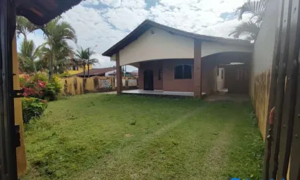 CASA DE ESQUINA 2 QUARTOS AMPLO GRAMADO LADO PRAIA ITANHAÉM/SP