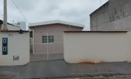 Casa para locação na vila helena, sorocaba-sp: 2 quartos, 2 salas, 1 banheiro, 2 vagas de garagem!