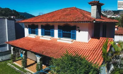 Casa em teresópolis, com 4 quartos, sendo 2 suites, 300 m²00