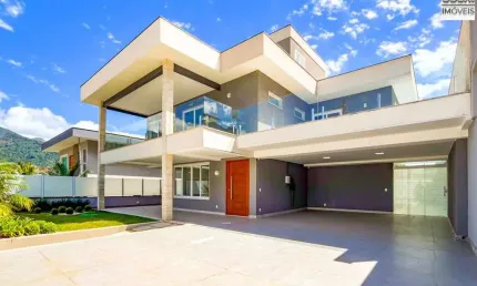 Casa em teresópolis/rj, 4 suítes, 6 banheiros com garagem para 4 carros.