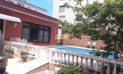 Casa isolada com piscina, três dormit, duas salas, 4 vagas
