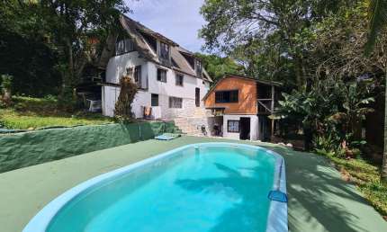 Casa Chalé - Pousada/Hostel (Venda) Praia da Guarda do Embaú em Palhoça/SC