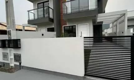 Sobrado Alto Padrão de 2 Suítes com Jacuzzi em Forquilhas, São José/SC!