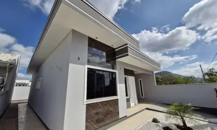 Aconchegante casa de 3 quartos (1 suíte) no loteamento vale verde em palhoça/sc!