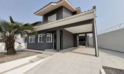 Casa duplex com área gourmet e localização excepcional no centro de palhoça/sc!