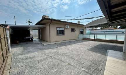 Casa Semimobiliada com Piscina e Amplo Terreno - Palhoça/SC