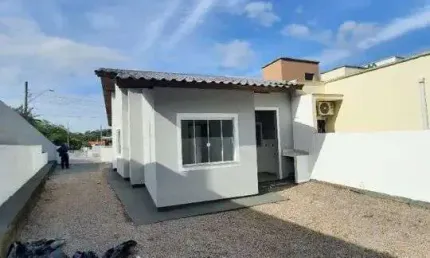 Casa com 03 quartos e quintal - bela vista em palhoça/sc
