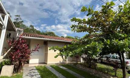 Linda Casa de 3 Quartos em Condomínio Fechado em Palhoça/SC: Ampla Área de Lazer!