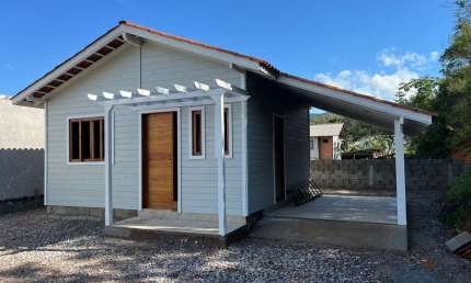 Casa Ampla de Madeira com Quintal - Alto Aririu em Palhoça/SC