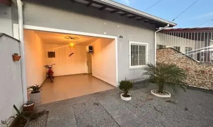 Casa com Garagem Coberta e Quintal - Barra do Aririu em Palhoça/SC