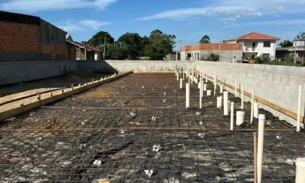 Terreno em fase inicial para construção de quitinetes - bairro aririu em palhoça/sc