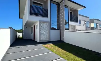 Belíssimo Sobrado de Alto Padrão e 3 Quartos (1 Suíte) na Barra do Aririú em Palhoça/SC: PODE FINANCIAR!