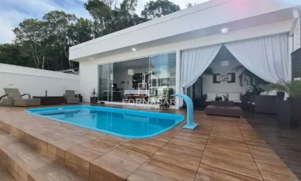 Deslumbrante Casa Com Edícula e Piscina em São José/SC