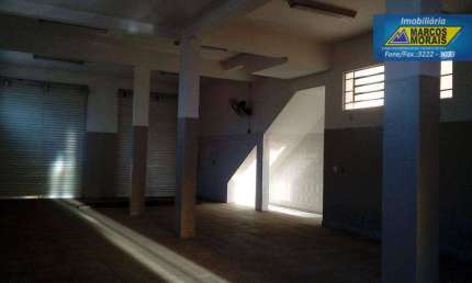 Sobrado residencial com amplo salão no terreo para comércio