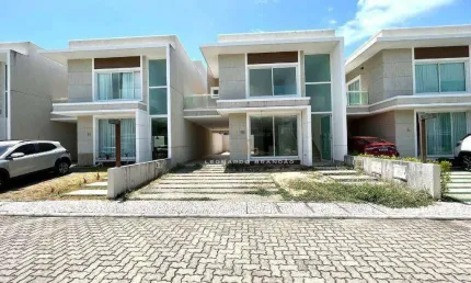 Explore o conforto e a sofisticação desta casa duplex de 206 metros quadrados, localizada em um condomínio de luxo. No pavimento térreo, uma espaçosa
