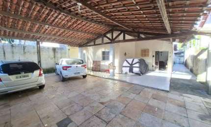 Casa Duplex em Rua Privativa no Parque Manibura com Amplo Espaço e Potencial de Reforma