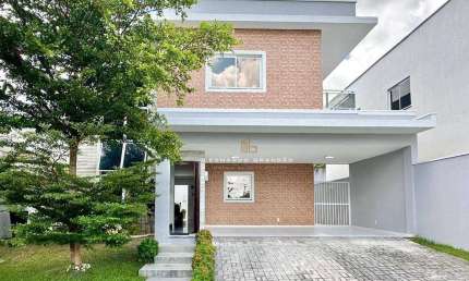 Casa duplex com 3 suítes e 4 vagas no Condomínio Jardins do Lago.