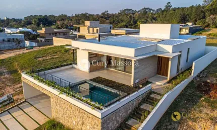 Casa a venda com uma linda vista do por do sol e sua piscina com borda infinita no Villas do Golfe