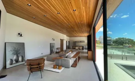 Vivencie momentos incríveis nesta casa parcialmente mobiliada e com vista livre para a Serra do Japi e com 4 suítes.