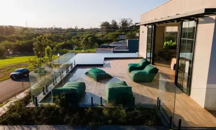 Exuberante casa à venda totalmente mobiliada, com sauna, lareira, piscina e muito mais