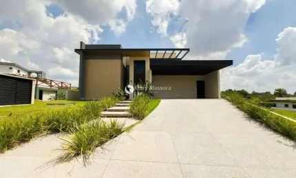 Casa térrea com 3 suítes, escritório, área gourmet completa junto a uma piscina com prainha e redário