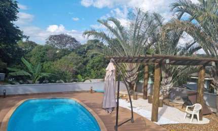 Casa no interior como requinte de litoral, graças a sua generosa área de lazer e convivio com a natureza no Condominio Santa Mônica em Itu