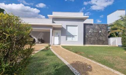 Casa no interior como requinte de litoral, graças a sua generosa área de lazer e convivio com a natureza no Condominio Santa Mônica em Itu